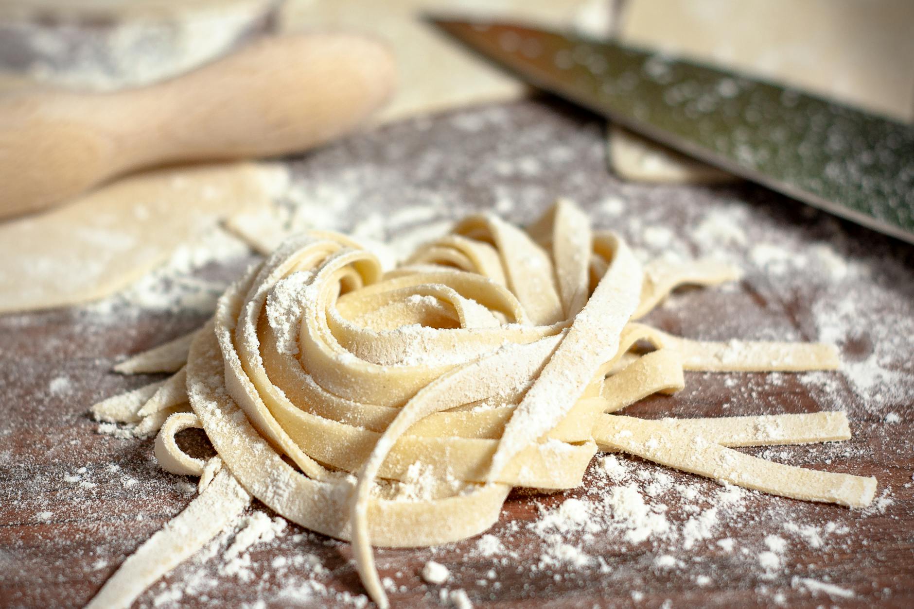 Handgemachte Pasta — Tagliatelle auf dem Nudelbrett